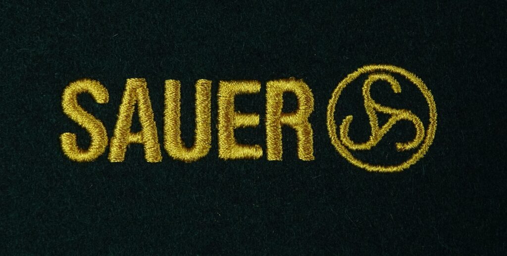Deze afbeelding heeft een leeg alt-attribuut; de bestandsnaam is Sauer-logo-gold-1024x518.jpg